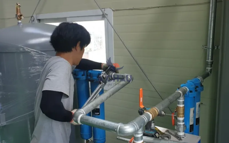 Căn chỉnh đường ống giữa máy sấy khí và bình chứa khí nén 