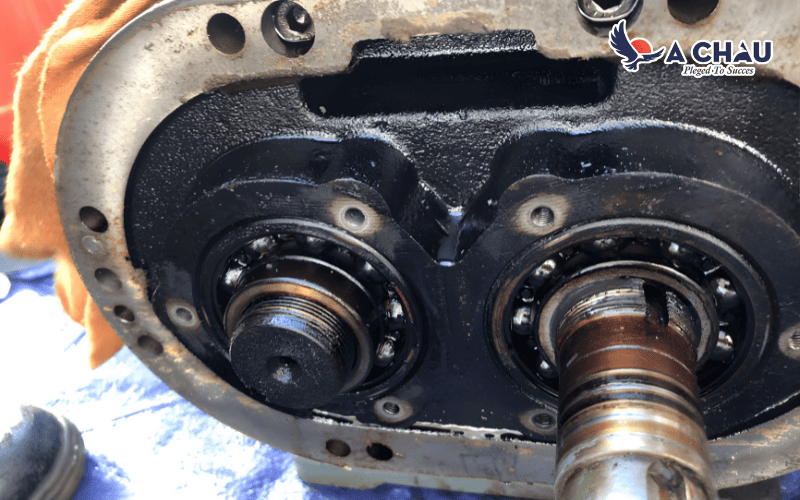 Máy thổi khí bị rò rỉ dầu